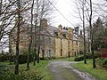 Le Maner Coz (« vieux manoir ») de Kerézellec et, à l'arrière-plan, sa chapelle.