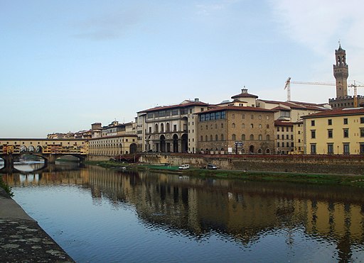 Lungarno a Firenze. Da sinistra a destra si notano il Ponte Vecchio e gli Uffizi