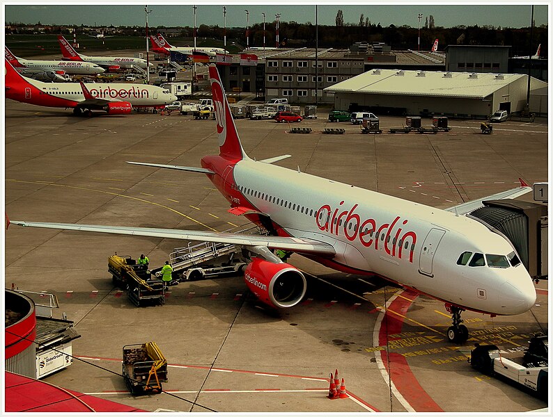 File:AIR BERLIN LINE UP AT TEGAL FLUGHAFEN BERLIN GERMANY APRIL 2012 (6948371336).jpg