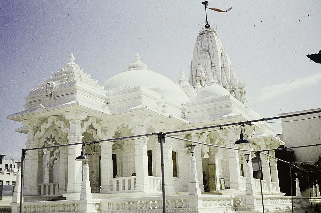 ASC Leiden - Rietveld Collection - East Africa 1975 - 05 - 012 - Jains Hindu temple, Mombasa. White monumental building with columns - Mombasa, Kenya