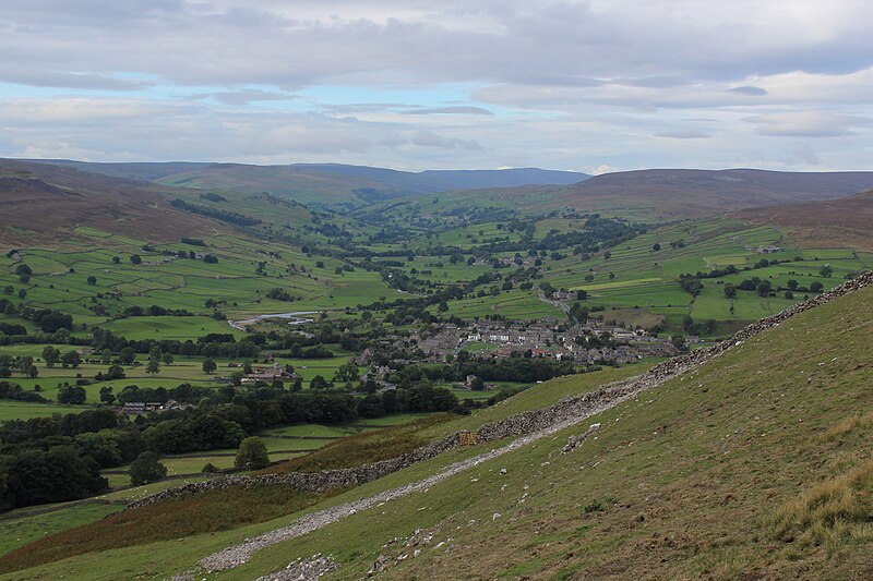 File:A View up Swaledale from Fremington Edge Top - geograph.org.uk - 5913086.jpg