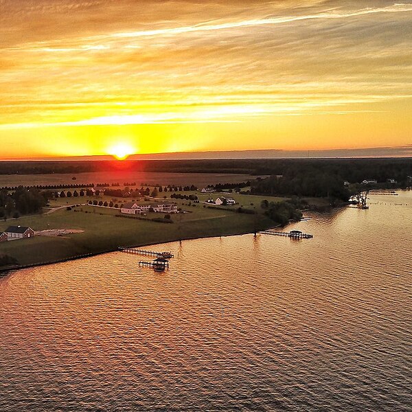 File:A springtime sunset paints the sky yellow.jpg