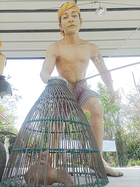 File:A statue of an ancient Meitei fisherman (wearing a Khudei) trying to catch fish using a traditional Meitei wooden (bamboo) basket like cage (known as "long-oop" or "long-up" in Classical Meitei language) — MMRC, Thoubal, Kangleipak.jpg