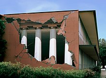 Konceptuální nástěnná malba Trompe-l'œil na Kalifornské státní univerzitě v Chico s názvem Academe, představující dórské sloupy a loupající se stěny, John Pugh