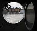 Stockholm vue par le hublot du Af Chapman. Ce trois-mats amarré au centre de la ville, sur la rive ouest de l'île de Skeppsholmen, sert d'auberge de jeunesse depuis 1949