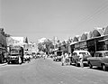 Thumbnail for File:Akko. Plein bij de El Jezzar moskee. Geparkeerde auto's langs de kant van de weg en op straat lopen voetgangers. Israël 1964-1965.jpg
