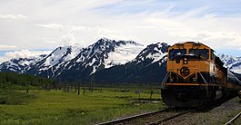 Um trem de excursão de passageiros da Ferrovia do Alasca na Geleira Spencer.
