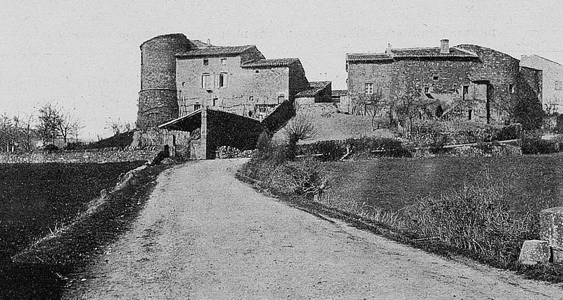 File:Alix - Ruines du Château de Marzé.jpg