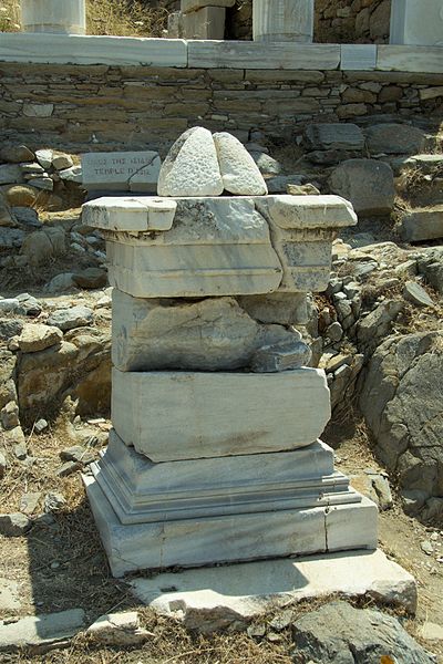 File:Altar before Temple Isis Delos, 143499.jpg