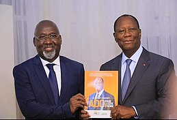 Suurlähettiläs Alcide Djédjé ja presidentti Alassane OUATTARA