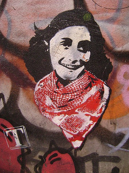 450px-Anne_Frank_graffiti_(1504555174).jpg (450×600)