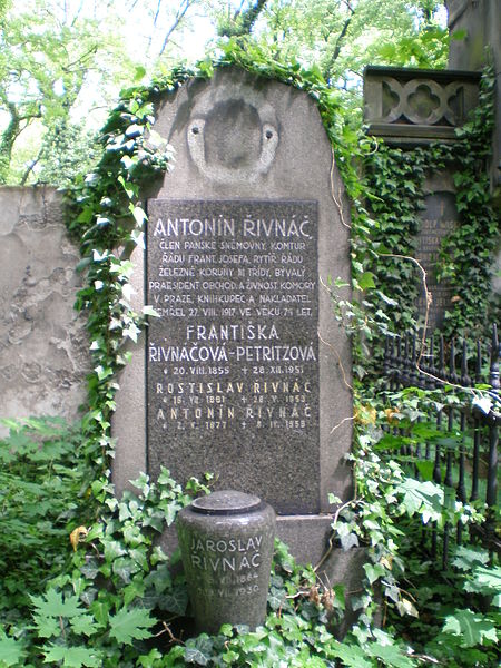 File:Antonín Řivnáč-grave.JPG