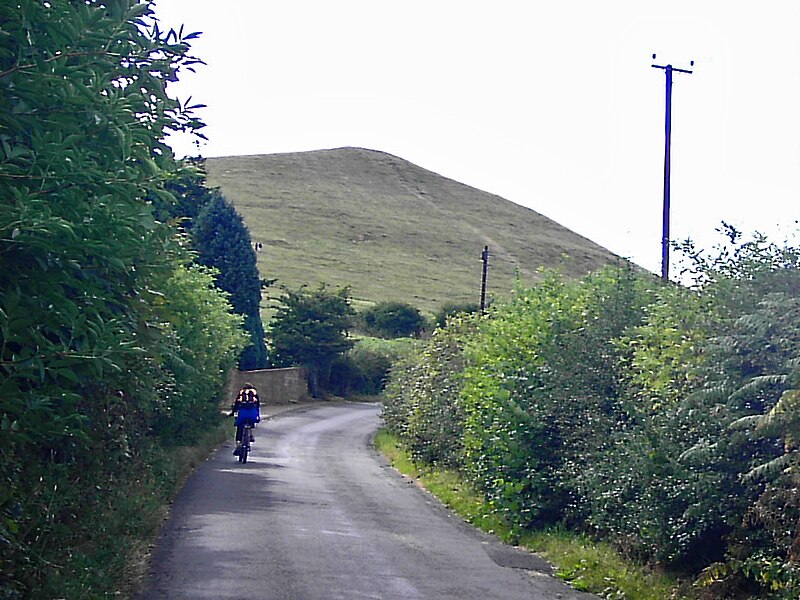 File:Approaching Peaked Down from Ashmead Green - geograph.org.uk - 103674.jpg