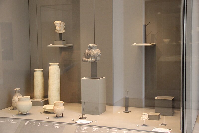 File:Artifacts from Amorite Kingdom of Mari, 1st Half of 2nd Mill. BC.jpg