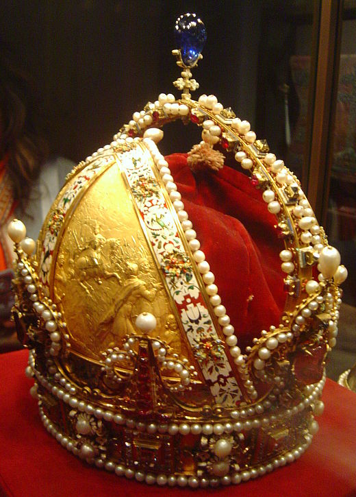 Deze keizerskroon van Rudolf II, keizer van het Heilige Roomse Rijk, was een van de gebruikte kronen.