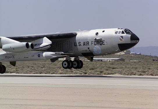 Fusée JXLV avec le X-43 sous l'aile du NB-52B Balls 8