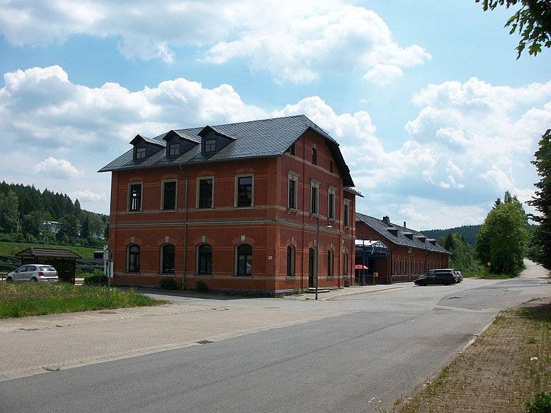 File:Bahnhof Johanngeorgenstadt Empfangsgebäude Straßenseite.jpg