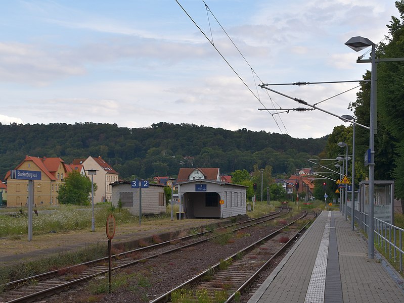 File:Bahnhofstraße 4 (Blankenburg) Bahnhof Bahnsteige.jpg