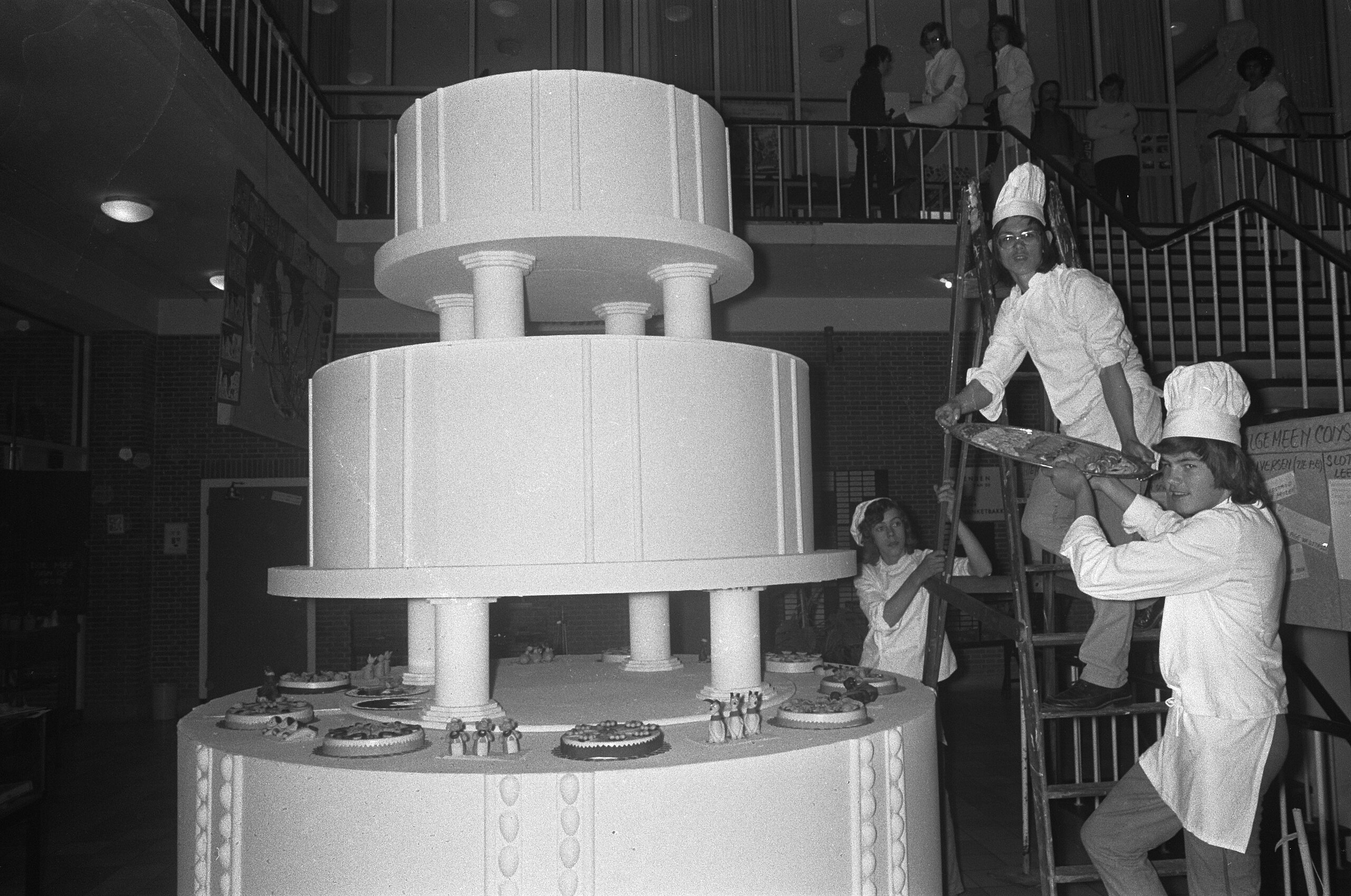 lezing roem alledaags File:Banketbakkersschool in Amsterdam bestaat 50 jaar; een vier meter hoge  taart wordt klaar gemaakt, Bestanddeelnr 927-1458.jpg - Wikimedia Commons