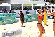 Deutsch: Beachvolleyball bei den Olympischen Jugendspielen 2018; Tag 9, 15. Oktober 2018; Mädchen, Viertelfinale: USA-Spanien 2–1 (21–19/17–21/15–9) English: Beach volleyball at the 2018 Summer Youth Olympics at 15 October 2018 – Girls Quarterfinals: USA-Spain 2–1 (21–19/17–21/15–9)