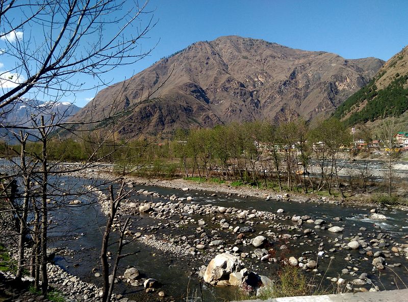 File:Beas river flowing through mountain valleys of dhauladhar 2.jpg