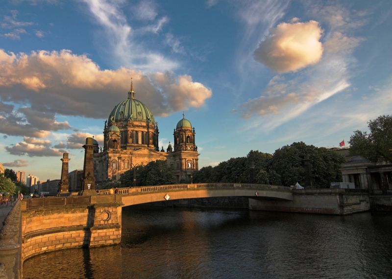 File:BerlinerDom mit Friedrichsbruecke.jpg