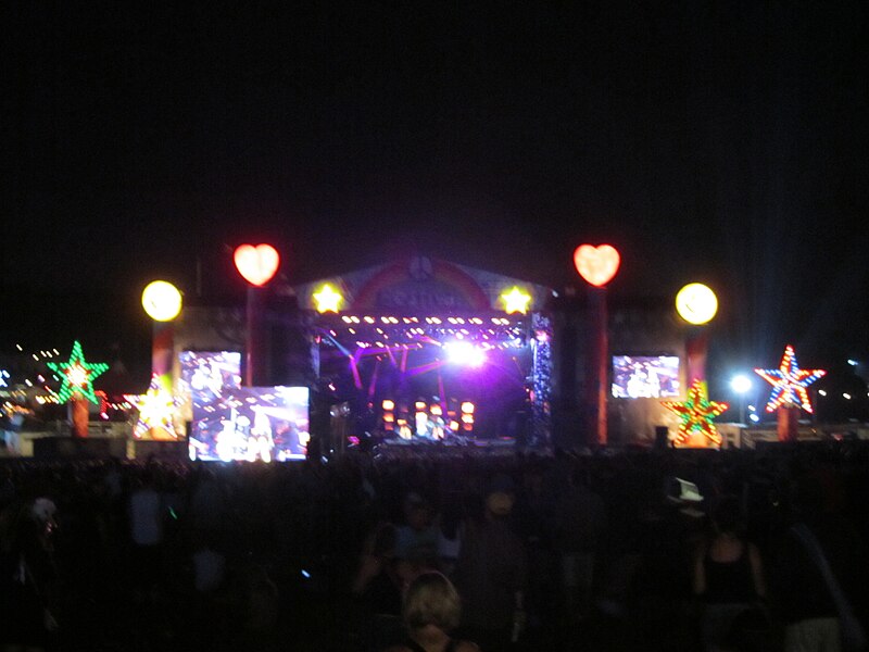 File:Bestival 2011 main stage at night 2.jpg