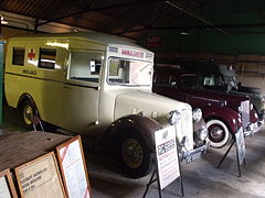 Bletchley Park Garage Austin 18 und Land Rover Ambulances.jpg
