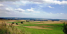 Nähe von Dachsenhausen. Blick nach Osten über die Nastätter Mulde, in der Mitte der Kemeler Rücken (Westlicher Hintertaunus)