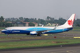 Первый самолёт модели Boeing 737-900ER с двумя логотипами одновременно (авиакомпании Lion Air и корпорации Boeing). Международный аэропорт Джакарты имени Сукарно Хатта, 21 мая 2010 года