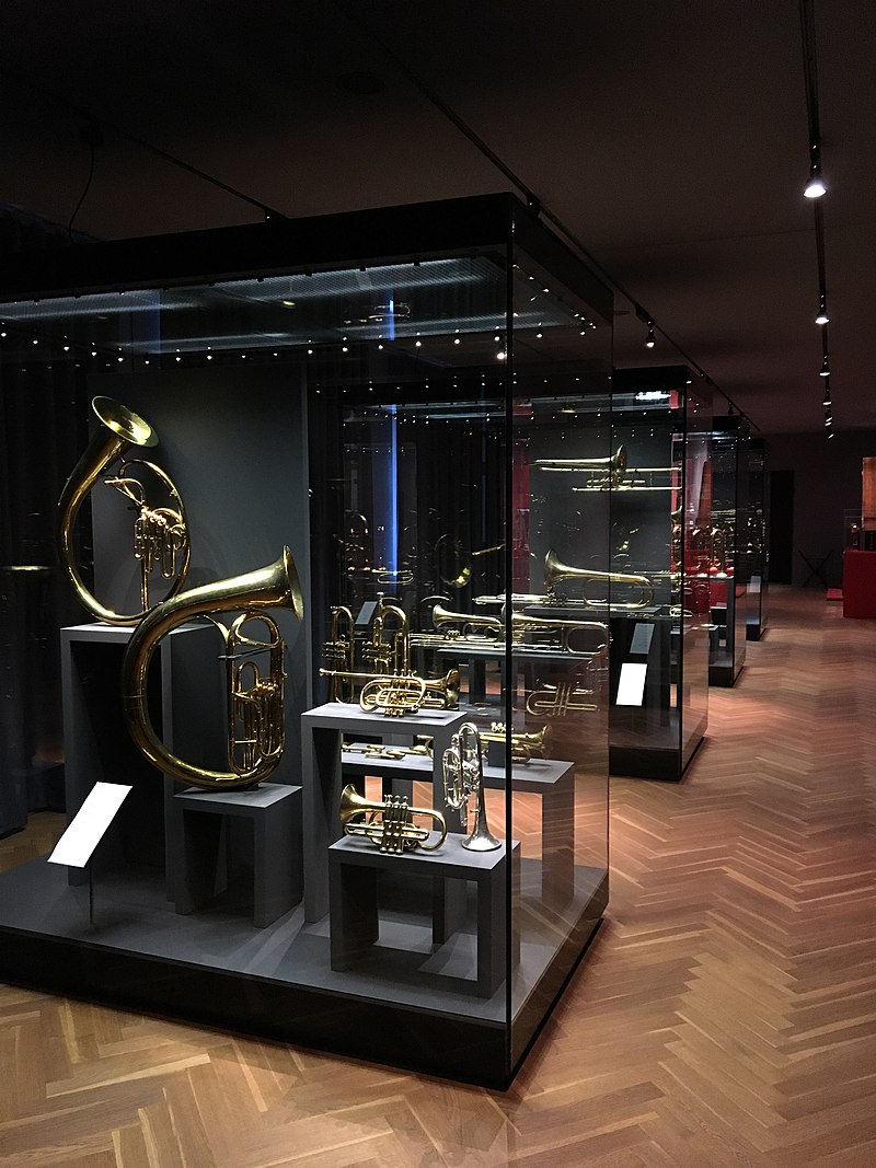 What is this Antique Brass Instrument on display at the Musical Instrument  Museum in Brussels, Belgium? - Music: Practice & Theory Stack Exchange