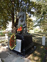 Brotherhood grave of Soviet soldiers in Kutuzivka (15).jpg