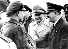 Хитлер (вдясно) посещава защитниците на Берлин в началото на април 1945 г. с Херман Гьоринг (в средата) и маршал Кайтел (частично закрит)