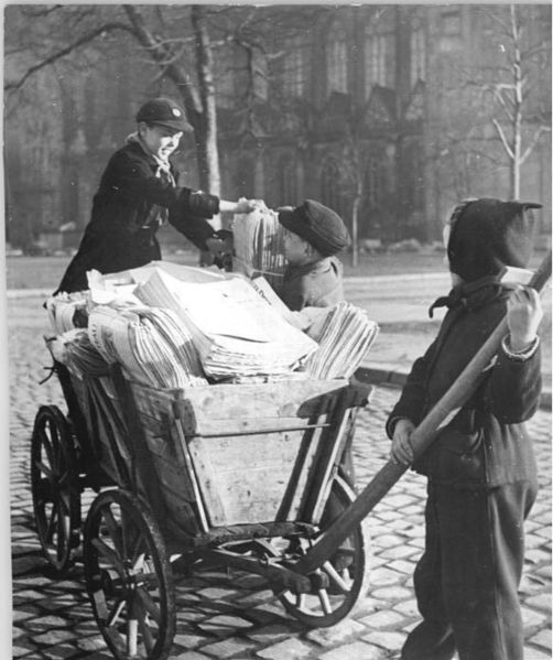 File:Bundesarchiv Bild 183-29576-0001, Magdeburg, Pioniere sammeln Altpapier.jpg