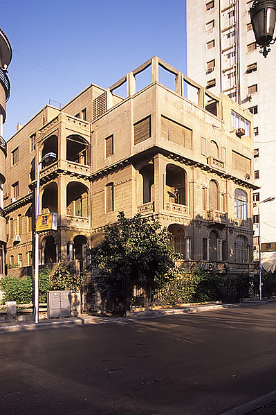 File:CairoGardenCornicheNearSabetBldg.jpg