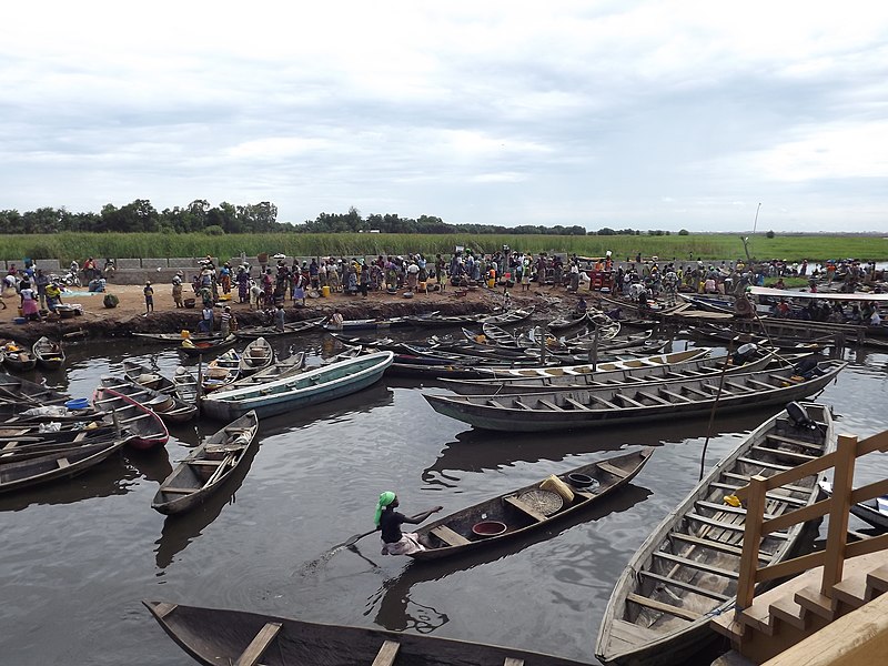 File:Canoe trafic in Ganvié.jpg