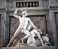 "Theseus beseirer kentauren" ble opprinnelig bestilt av Napoleon Bonaparte, som ville at den skulle pryde Il Corso i Milano. Siden 1891 har den vært utstilt i Kunsthistorisches Museum i Wien.