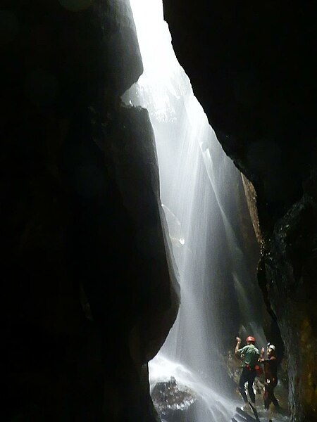 File:Canyoning en Caverna de las Cascadas, Logroño.jpg