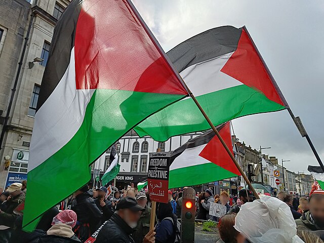 https://upload.wikimedia.org/wikipedia/commons/thumb/e/e2/Cardiff_Solidarity_for_Palestine_protest%2C_4_November_2023_121158_%28redacted%29.jpg/640px-Cardiff_Solidarity_for_Palestine_protest%2C_4_November_2023_121158_%28redacted%29.jpg