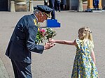 Carl XVI Gustaf tar emot blommor från barnen på sin 78:e födelsedag på yttre borggården till Stockholms slott 2024.