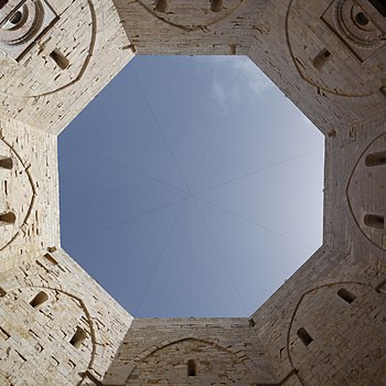 Castel del Monte, view from the courtyard to the sky