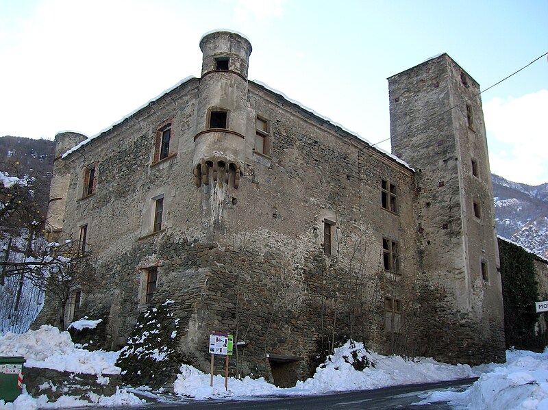 File:Castello Saint Marcel in inverno.jpg