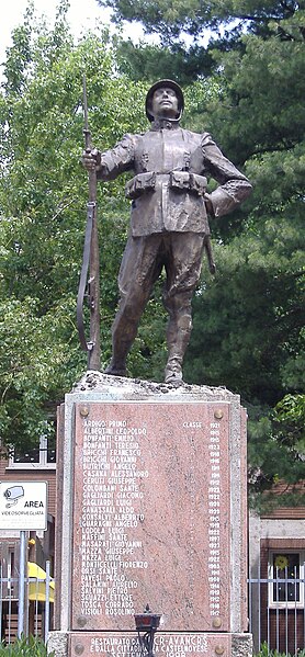 File:Castelnuovo Bocca d’Adda - Monumento ai Caduti.jpg