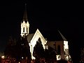 kostol v noci, pohľad z cintorína