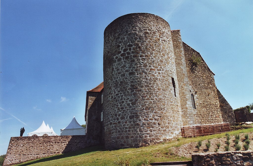 Château de Châlus Chabrol, vue sur tour d'angle.jpg