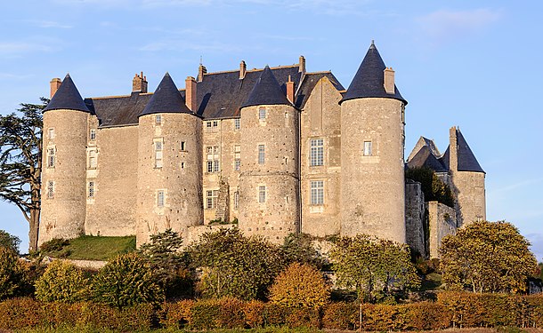 Château de Luynes in 2011 (nominated by Tomer T)