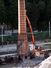 Débuts d'une opération de démolition de cheminée, ici la Schappe de Saint-Rambert (France).