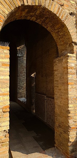 File:Chiesa di San Salvatore ad Chalchis cosiddetto Palazzo di Teodorico mosaici in vista.jpg