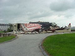 Prédio destruído no Atlanta Motor Speedway causado pela passagem de um tornado gerado pelo furacão Cindy