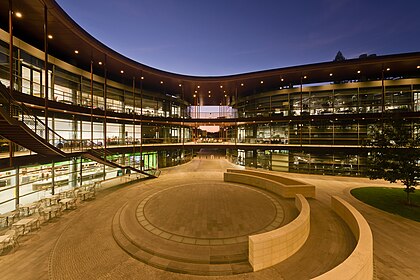 Centro James H. Clark da Universidade Stanford na Califórnia, Estados Unidos, inaugurado em 24 de outubro de 2003. É um edifício que abriga pesquisas interdisciplinares nas ciências biológicas. O Centro Clark abriga o Programa Bio-X da Stanford, que visa incentivar pesquisadores das ciências biológicas a interagir com pesquisadores de outras áreas. É um excelente exemplo do interesse da Stanford em promover uma abordagem multidisciplinar à investigação. (definição 5 880 × 3 920)